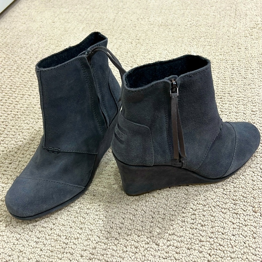 Toms for Women: Desert Wedge High Dark Grey Suede Boots
Women – Gray 7.5